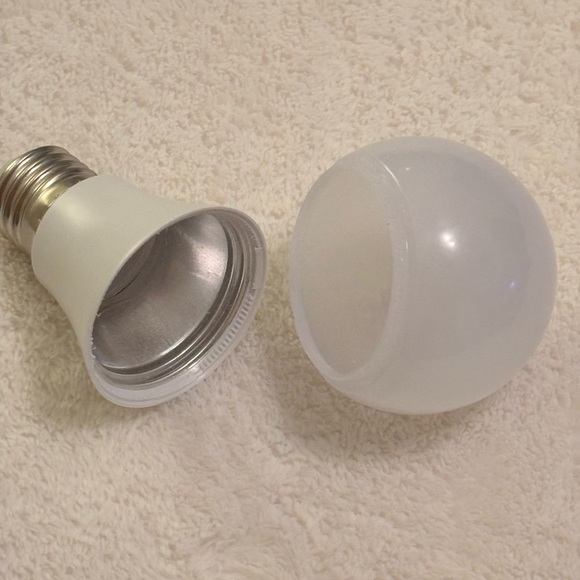 Light bulb stash spot. - Picture 2 of 4